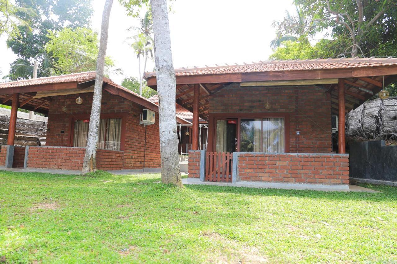 Hotel Click Hiriketiya Dikwella Sur Exterior foto