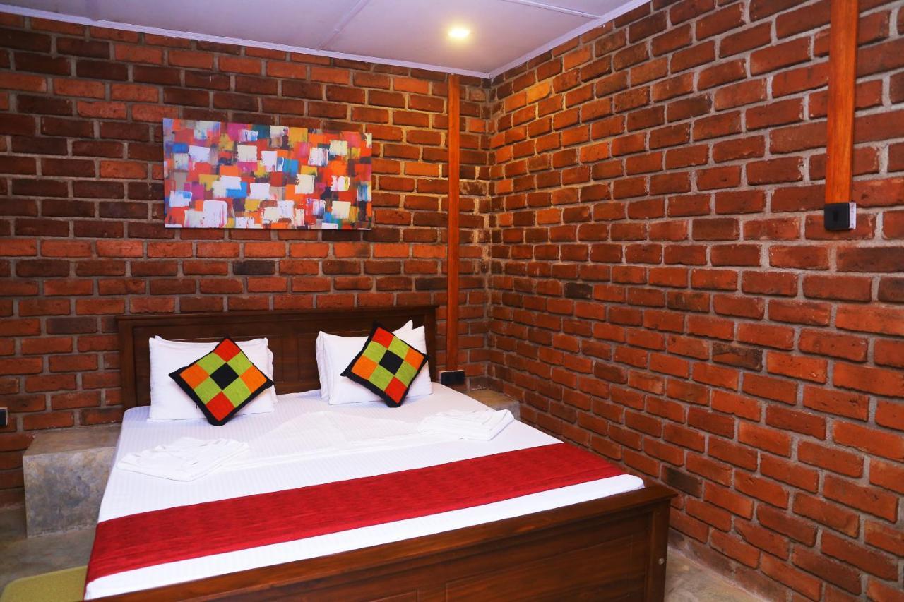Hotel Click Hiriketiya Dikwella Sur Exterior foto